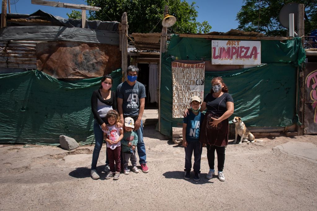 Adrián Junco y su familia se dedican a vender productos de limpieza dentro del asentamiento.