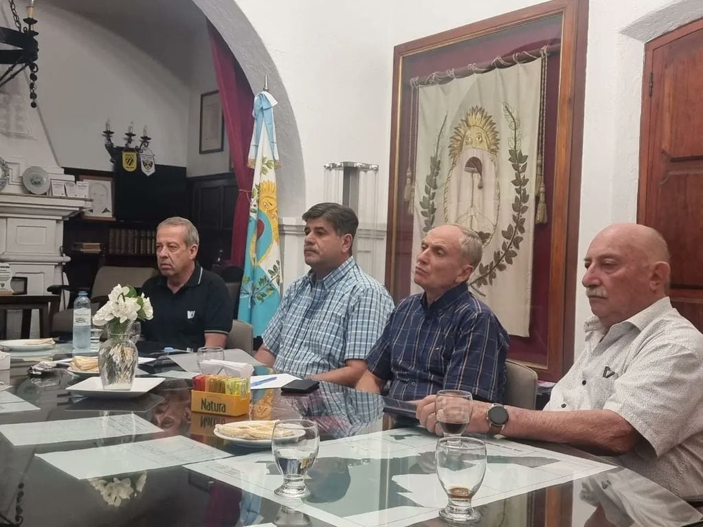 El vicegobernador Mario Abed junto a los intendentes del este, Raúl Rufeil (San Martín), Miguel Ronco (Rivadavia) y Héctor Ruíz (Junín) participaron de la reunión con COVIAR.