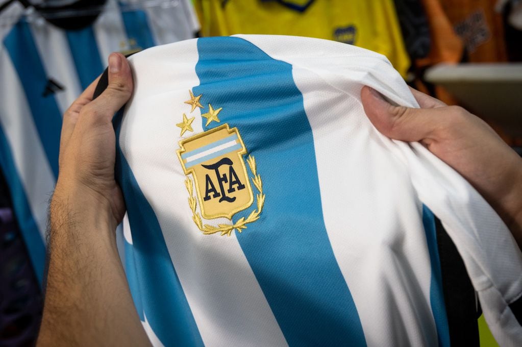 Cuánto cuesta la réplica de la camiseta de Argentina con 3 estrellas y dónde se