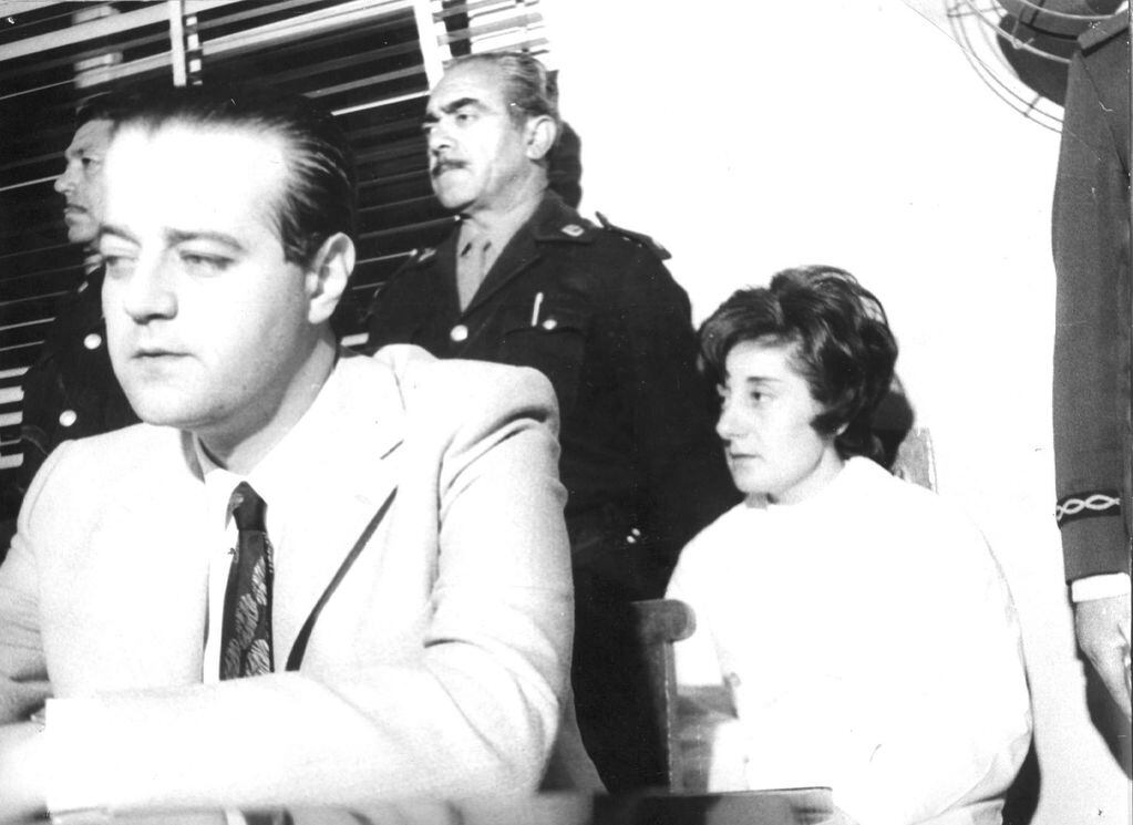 Susana Arbues, detrás de su abogado, durante el juicio por el crimen de Avelino Maure.