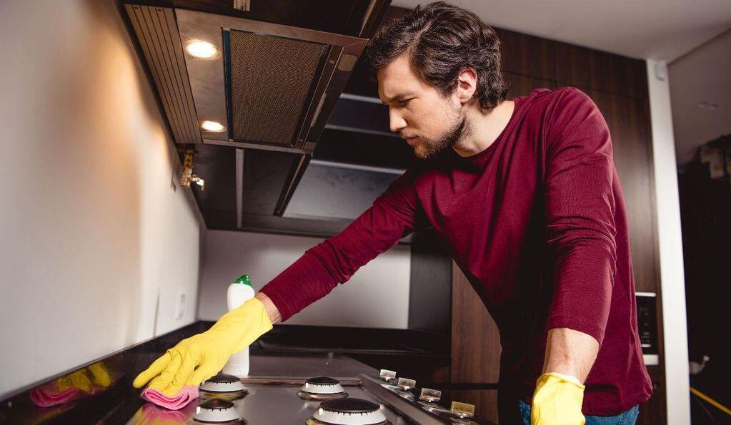 Hacer limpieza entre otras actividades hogareñas