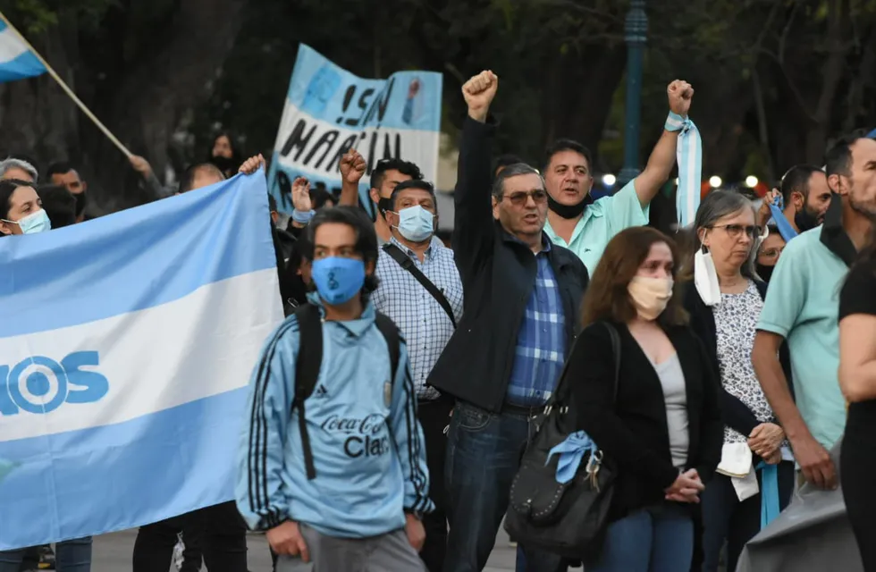 Las agrupaciones provida de mendoza marcharon para pedir la derogración del aborto en Argentina. - Mariana Villa / Los Andes
