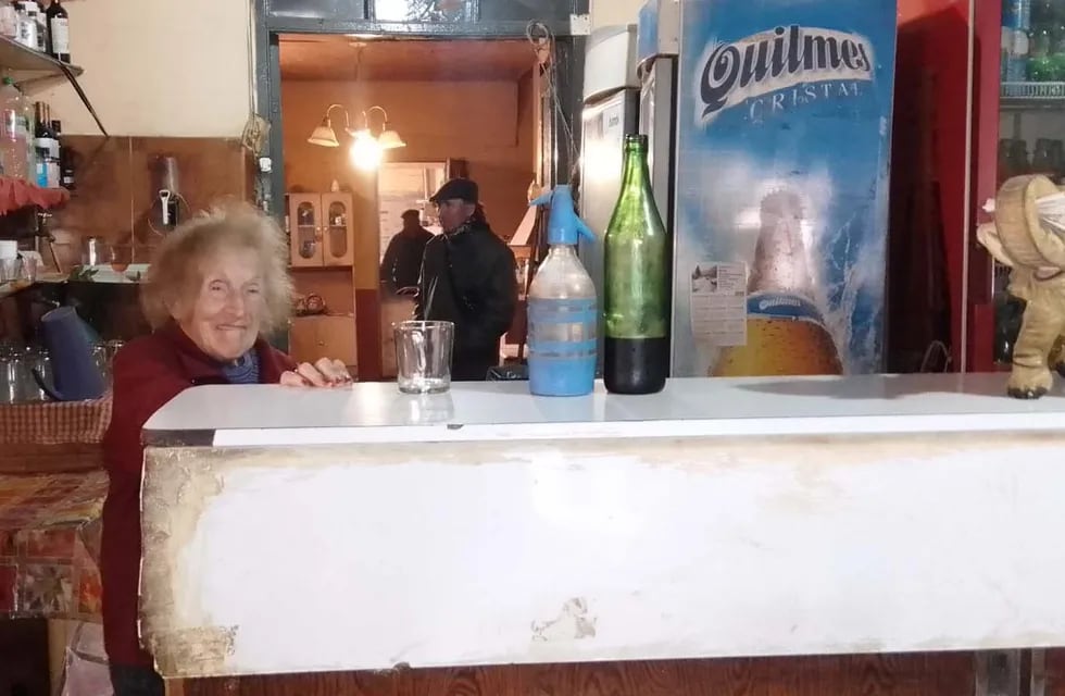 Luis Anchi  tiene 93 años y atiende un bar en Vista Flores, de Tunuyán.
