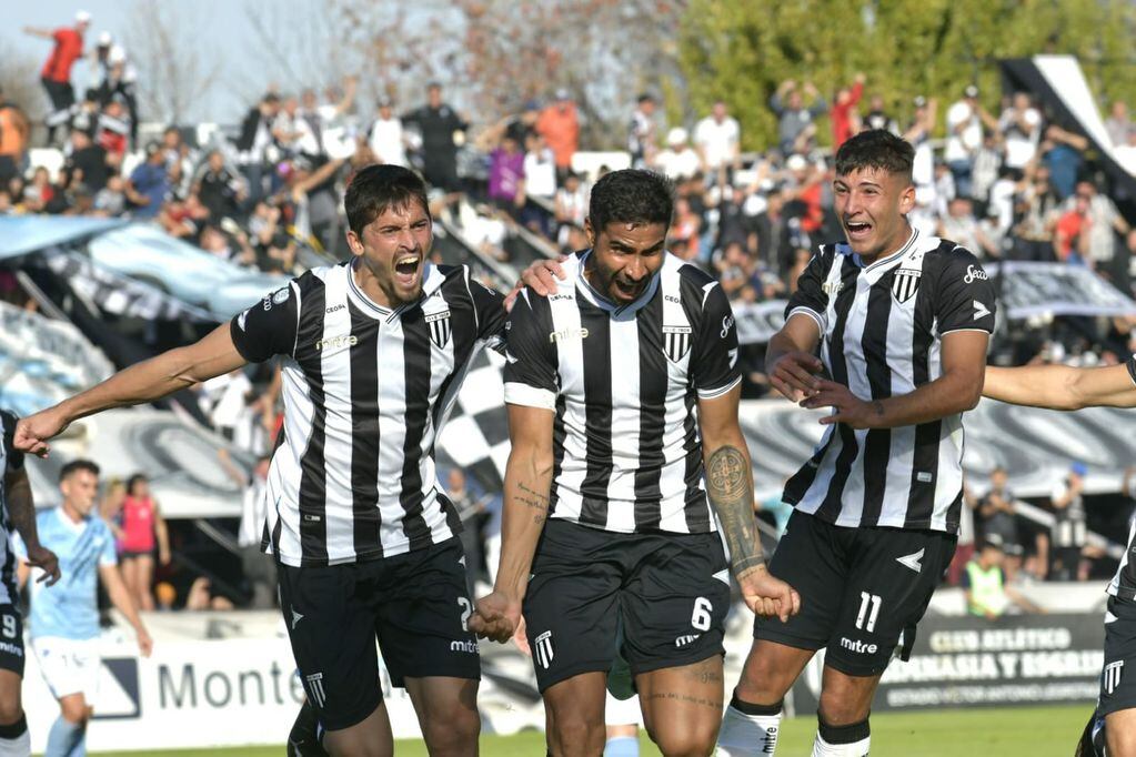 Joaquín Varela convirtió el primer gol del Lobo ante Estudiantes de Río Cuarto. / Orlando Pelichotti (Los Andes).