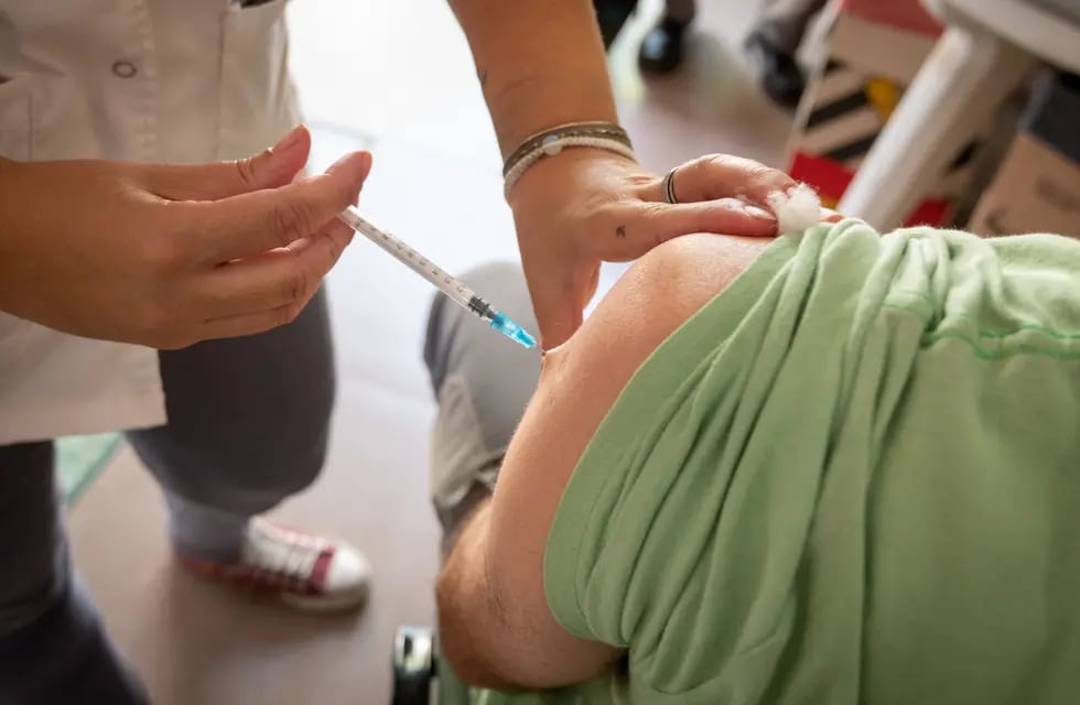 Efectos adversos: el análisis abarca desde el inicio de la campaña de vacunación en diciembre de 2020 hasta abril de 2023. Foto Ignacio Blanco / Los Andes