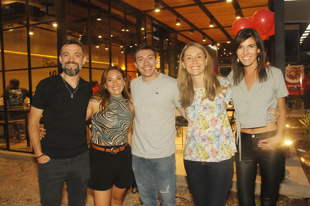 Nicolás Suraci, Fernanda González, Damián Del Favero, Ana Laura Fabrizi y Sofía Gainza.