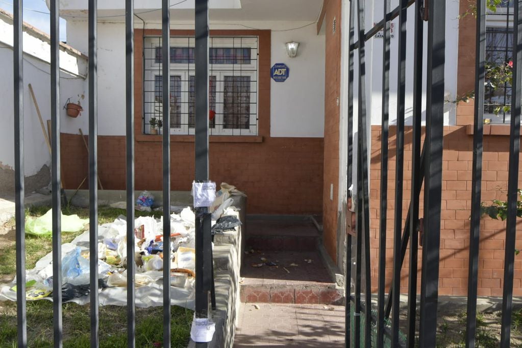 Los peritos de Científica trabajaron en la vivienda del barrio Infanta de Las Heras, donde habria sido golpeada la pequeña Emma Pilar Olguín. / Orlando Pelichotti - Los Andes