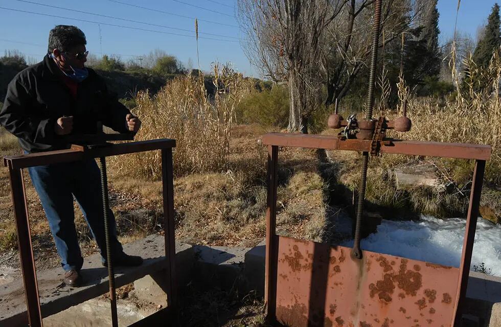 El 85% de los canales de riego son de tierra, lo que provoca la pérdida de miles de litros de agua. Foto: José Gutiérrez / Los Andes