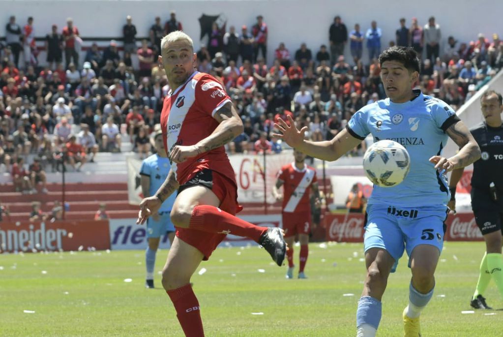 Sambueza asistió con un pase a Luciano Herrera, que terminó en un gol de Santi González. Luego, desde los 12 pasos convirtió el segundo tanto para Maipú que venció al Gasolero y se clasificó a semifinales del Torneo Reducido de Primera Nacional. / Orlando Pelichotti.