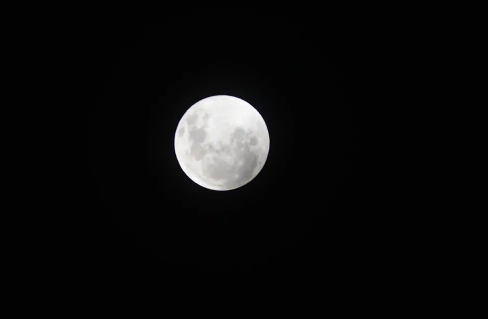 Luna de sangre secuancia entra las 23:00 hs y las 24 hs foto Javier Ferreyra 15 mayo 2022