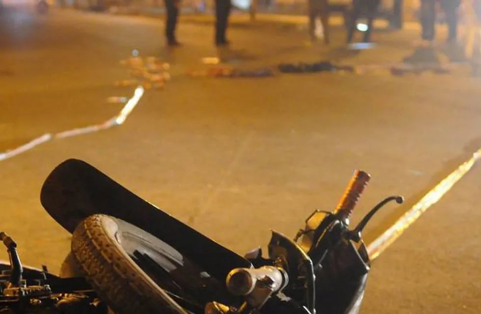 Un joven de 27 años perdió el dominio de la moto que conducía y se estrelló contra un guardarrail. (Imagen ilustrativa) / Los Andes