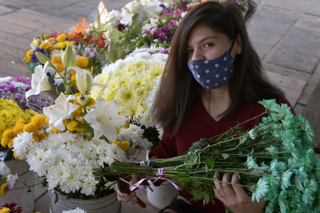 Micaela Gadola (19) de tradición familiar florista, vende en el puesto de flores en la Alameda  