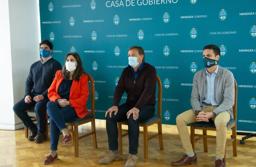 Suárez sigue día a día los números que le da su ministra de Salud para decidir que pasará en Mendoza. Foto Gobierno de Mendoza.