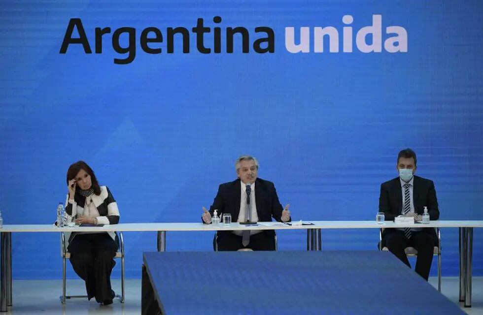 El presidente de Argentina, Alberto Fernández junto a la vicepresidenta Cristina Fernández de Kirchner  y el legislador Sergio Massa durante una ceremonia en la casa de gobierno de la Casa Rosada (foto:EFE/ Juan Mabromata/POOL)