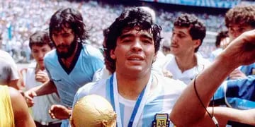 Maradona llevando la copa tras ganar el Mundial 86./Ricardo Alfieri (h)