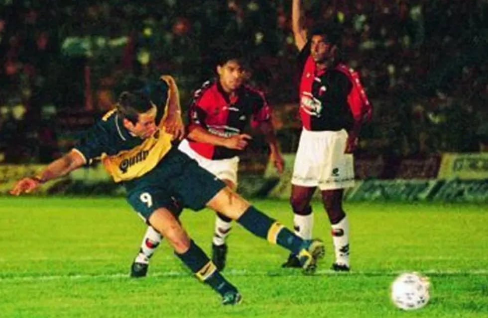 Martín Palermo convirtió su gol número 100 el 13 de noviembre de 1999 en Santa Fe y minutos antes se había cortado los ligamentos. / Gentileza.
