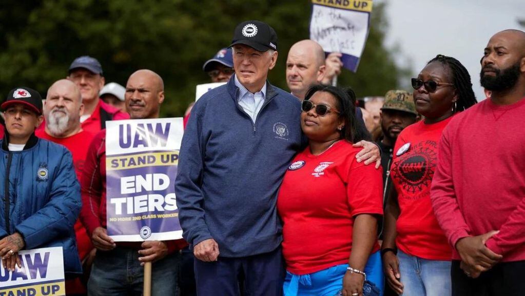 El presidente de EEUU junto a los trabajadores en huelga en Detroit