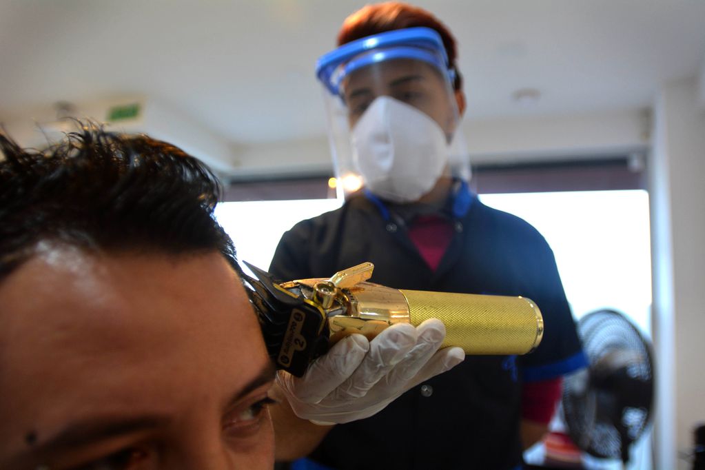 Las peluquerías volvieron abrir sus puertas, tomando todas las medidas de seguridad para evitar contagios.
Fotos: Nicolás Rios / Los Andes