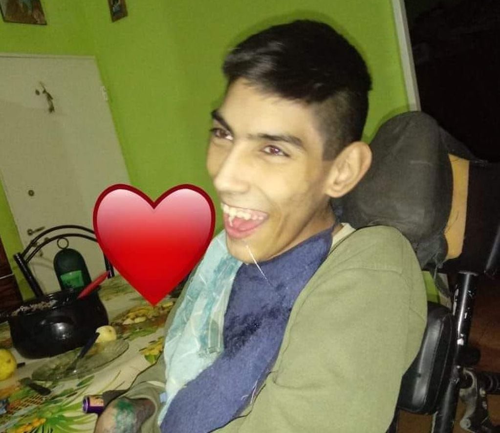 Franco Otobello tiene 21 años y su familia necesita construir una habitación adaptada para que pueda estar allí con su silla de ruedas.
