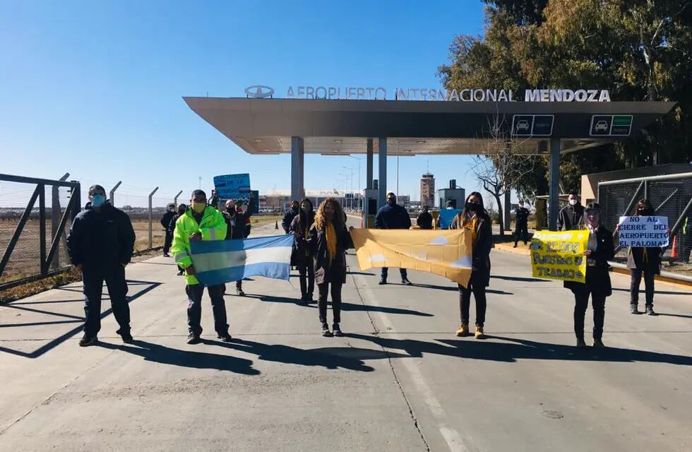 Trabajadores de las líneas aéreas low cost se manifestaron en el aeropuerto de Mendoza. / gentileza