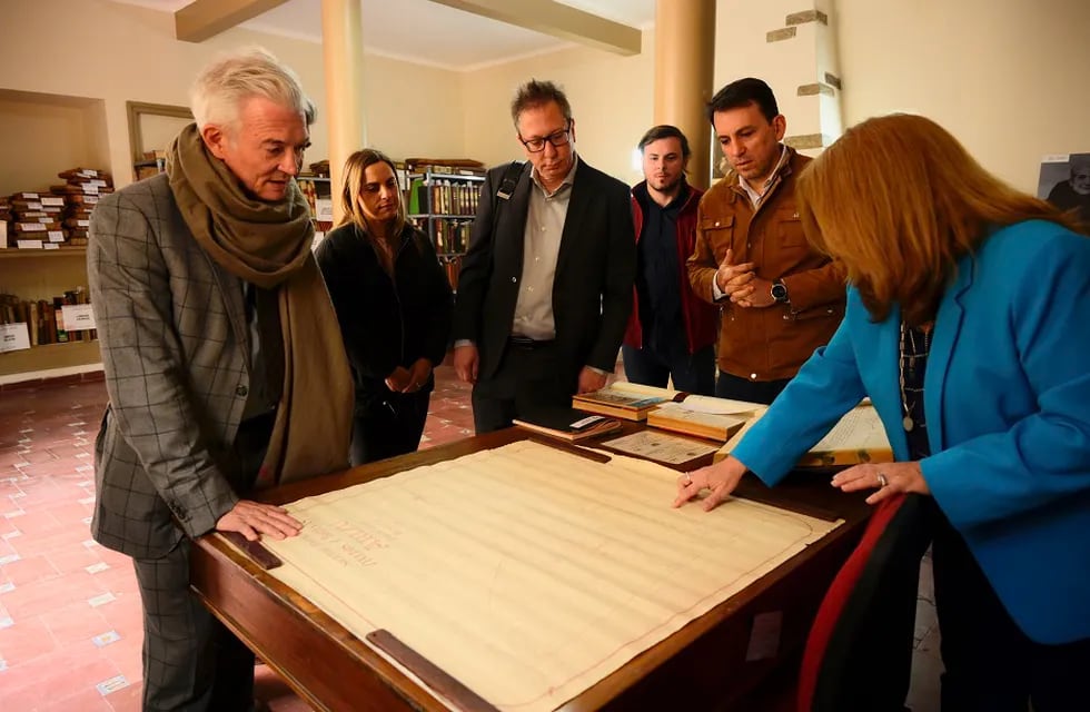 García Zalazar en el Archivo junto al cónsul de España en Mendoza, Ramón Blecua.