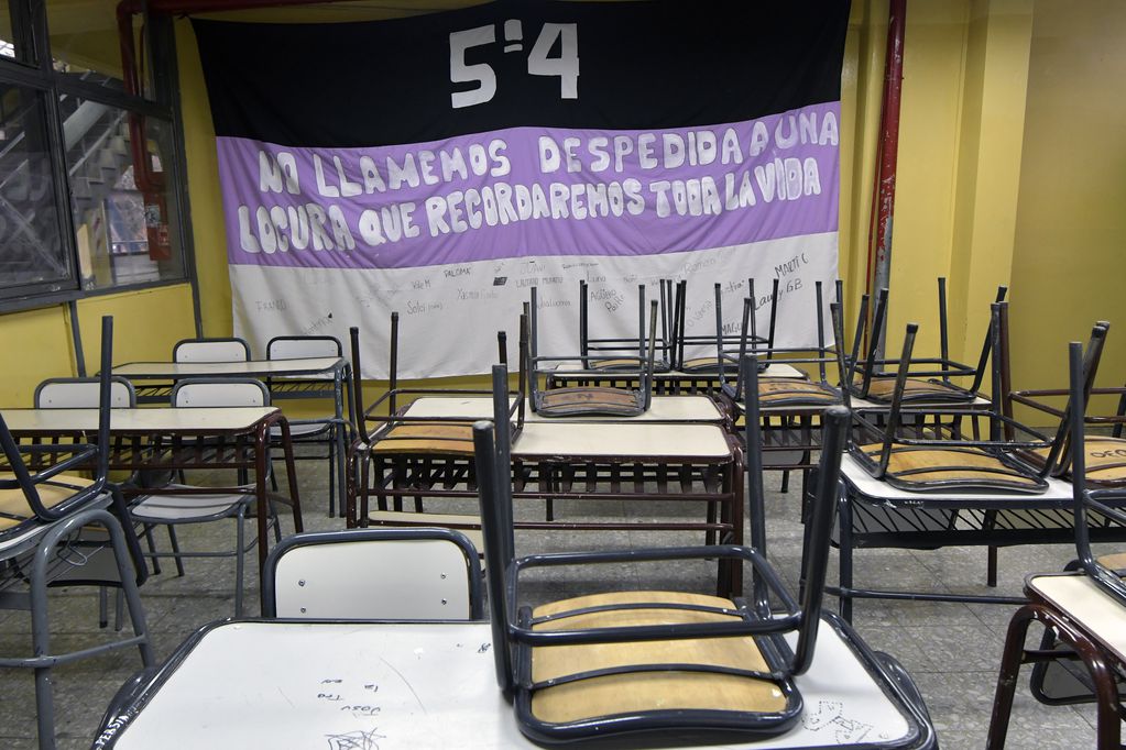¿Para amedrantar o control de rutina? Explican por qué la Policía va a algunas escuelas los días de paro. Foto: Orlando Pelichotti / Los Andes.