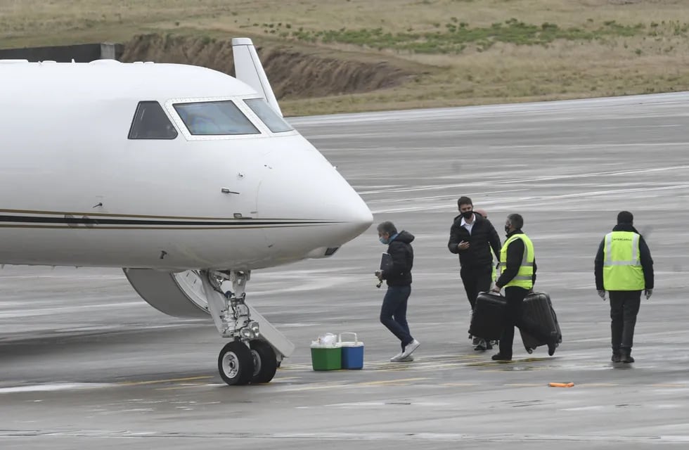 Jorge Messi padre de Lionel sube al avión privado para viajar a Barcelona y se pueden observar las dos heladeras que llevarían las milanesas.