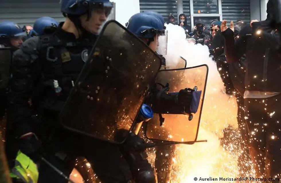 Manifestaciones en Francia por el Primero de Mayo terminan con cientos de heridos.
