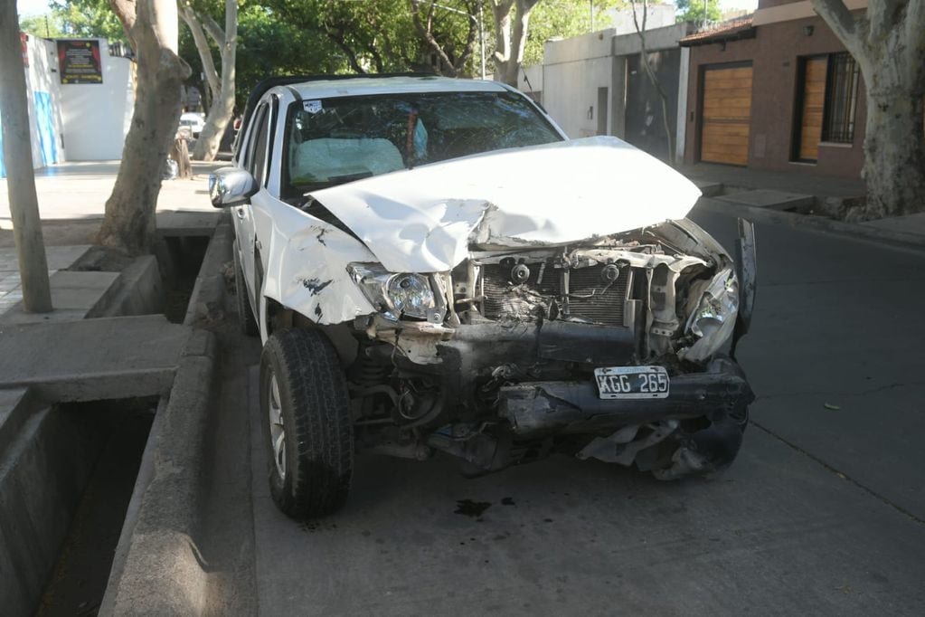 Espectacular accidente en la esquina de Ayacucho y José Federico Moreno: chocaron dos camionetas y 3 personas fueron hospitalizadas.