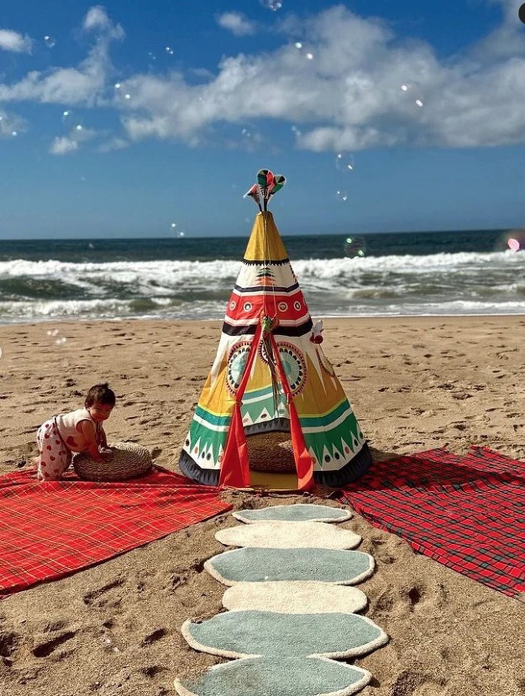 Tao cumplió un año de vida y se lo festejaron en la playa con una torta fabulosa.