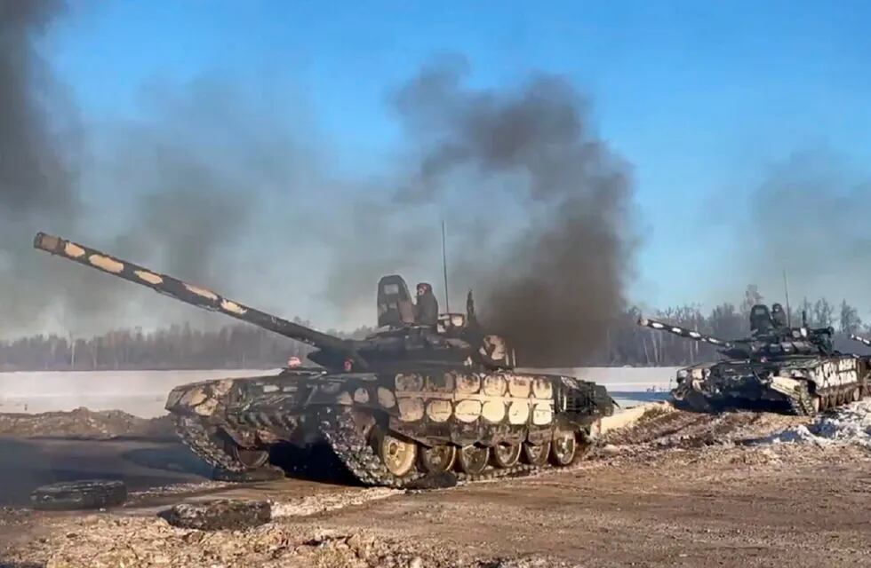 En esta foto tomada de un video proporcionado por el Servicio de Prensa del Ministerio de Defensa de Rusia el 15 de febrero, los tanques del ejército ruso regresan a su base permanente después de ejercicios. (AP)