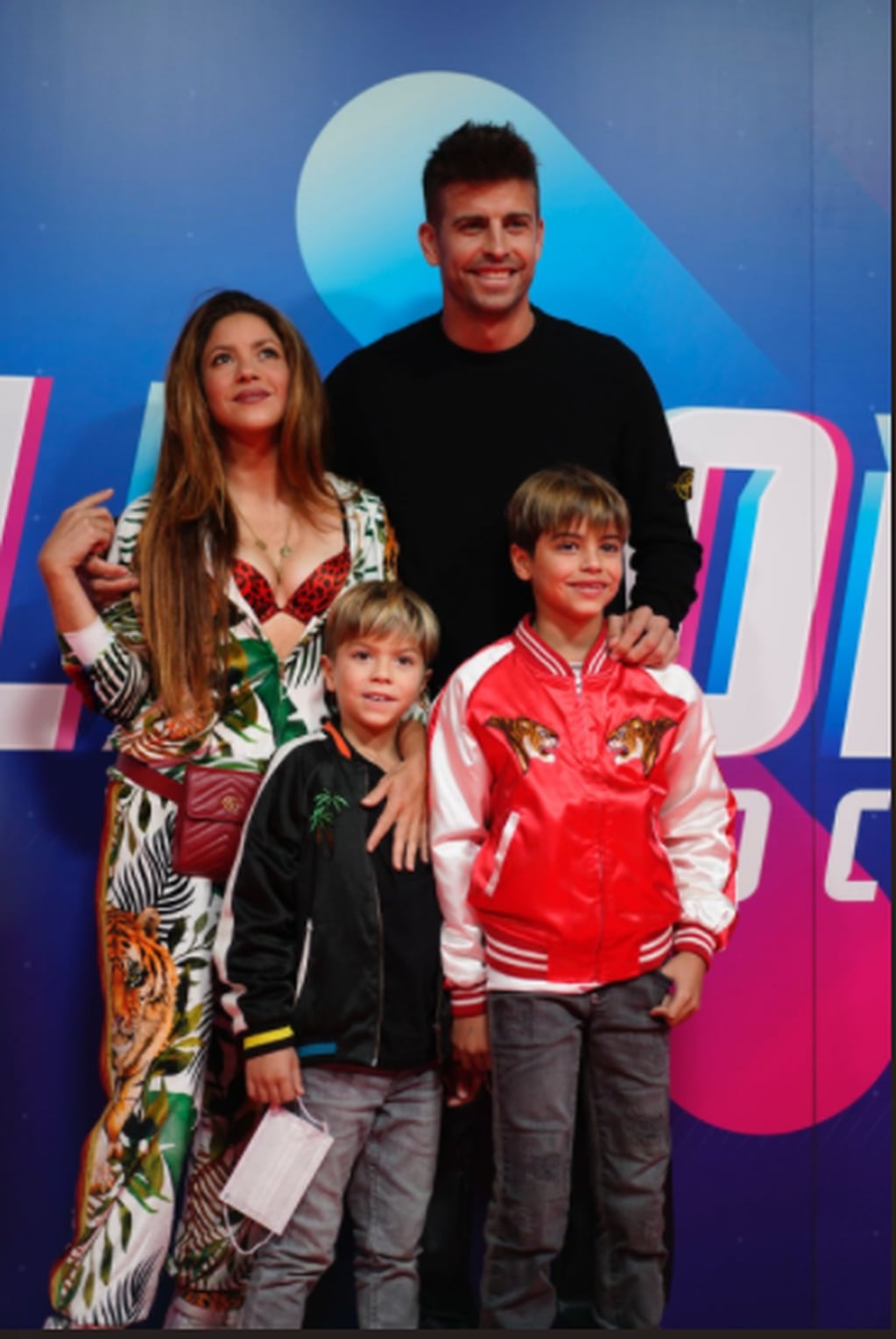 La cantante junto a su Gerard Piqué y sus hijos.