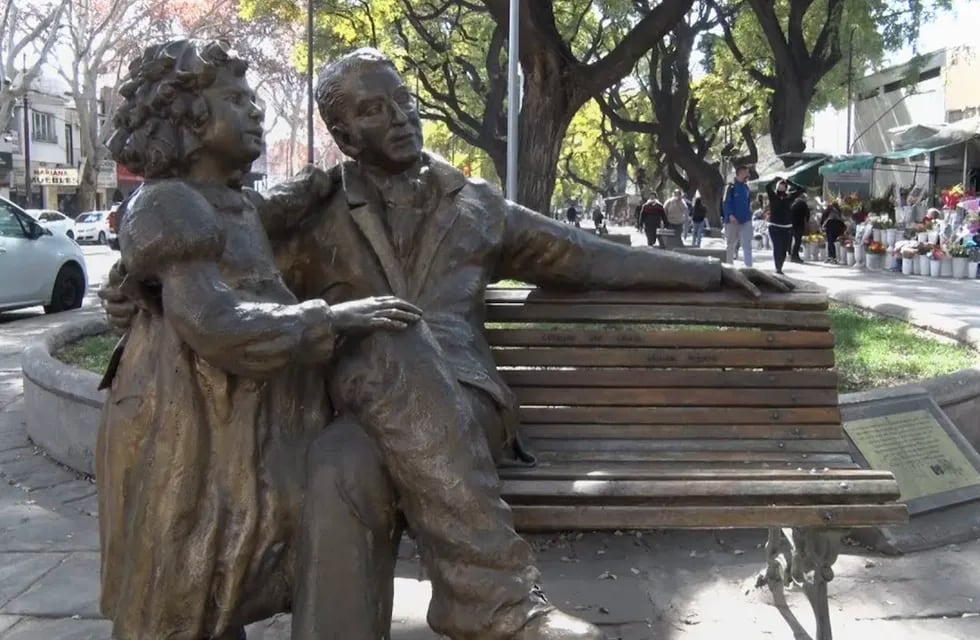 José de San Martín y su hija Merceditas, homenajeados en una escultura en la Alameda de Mendoza. Foto: Orlando Pelichotti
