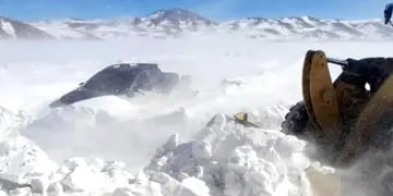 Camioneta atascada en la nieve