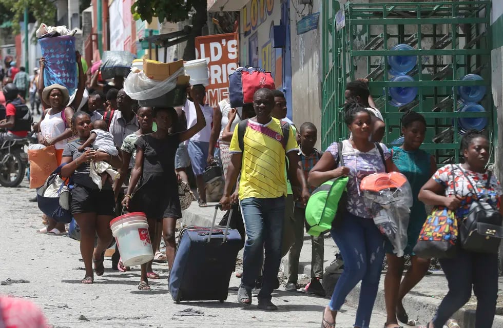 Residentes abandonan sus hogares en su huida de los enfrentamientos entre pandillas armadas en el distrito Carrefour-Feuilles de Puerto Príncipe, Haití, el 15 de agosto de 2023. (AP Foto/Odelyn Joseph, archivo)