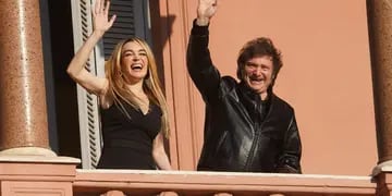 Fátima Flórez y Javier Milei saludaron a las personas desde le balcón de la Casa Rosada