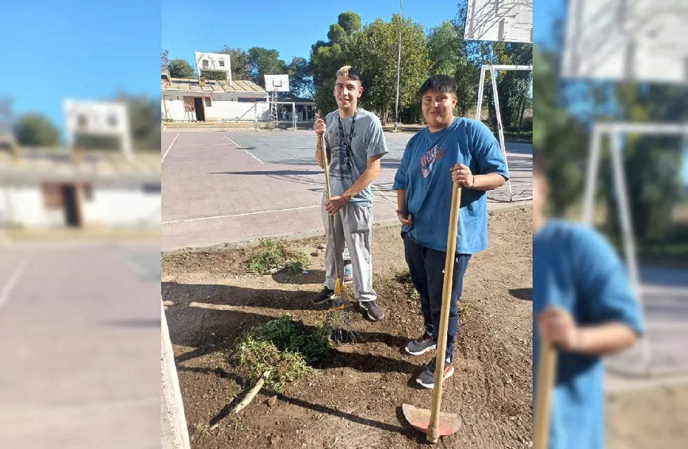 Alumnos que trabajan por su escuela: jardinería, panificación y tareas de pintura en El Algarrobal. | Foto: gentileza