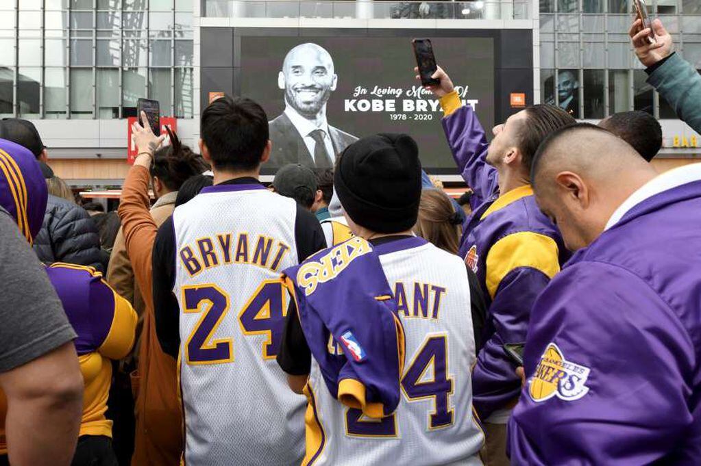 
Miles de fanáticos se reunieron en las inmediaciones del Staples Center, casa de Los Angeles Lakers, donde se celebró la entrega. | AFP
   