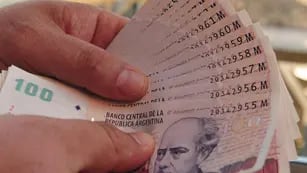 Billetes. En lo que va del año, la cantidad de billetes de 100 pesos se redujo más del cinco por ciento (Archivo/La Voz).