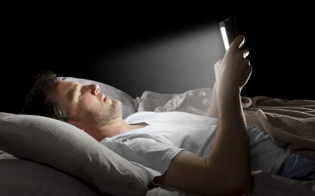 Evita pasar tanto tiempo frente a la pantalla antes de irte a dormir.