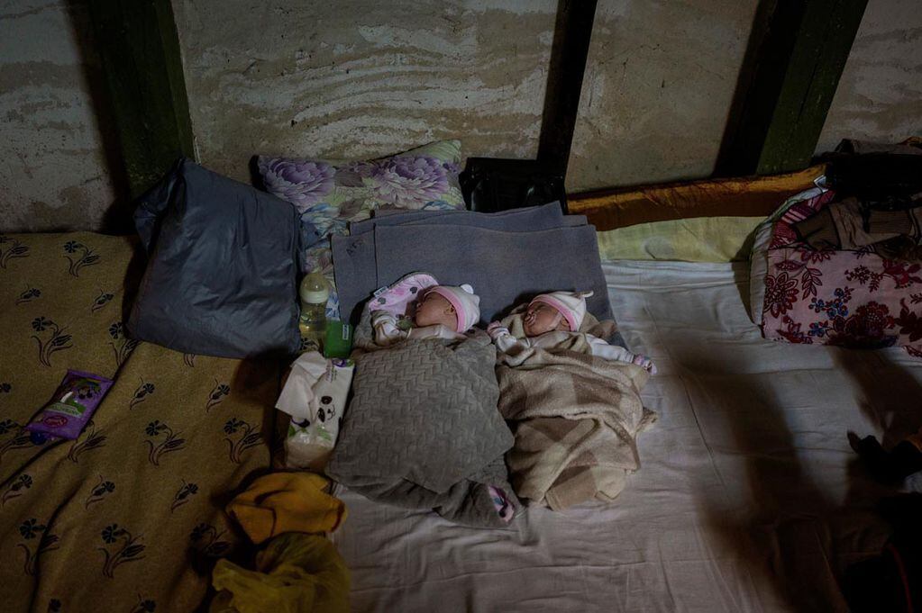 Hermanos gemelos recién nacidos duermen en un sótano utilizado como refugio antiaéreo en el hospital infantil Okhmadet en el centro de Kiev, Ucrania. (AP)