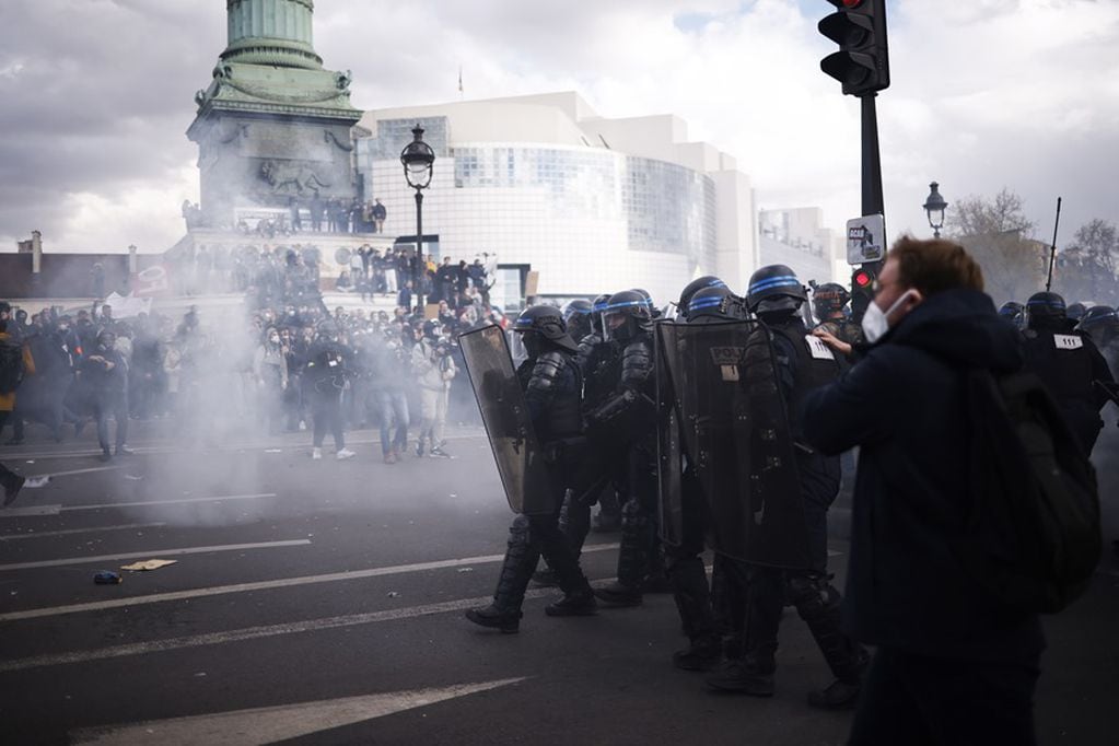 Distintos incidentes se produjeron en París y otras ciudades, en medio de las protestas por la reforma jubilatoria durante este 1 de mayo.