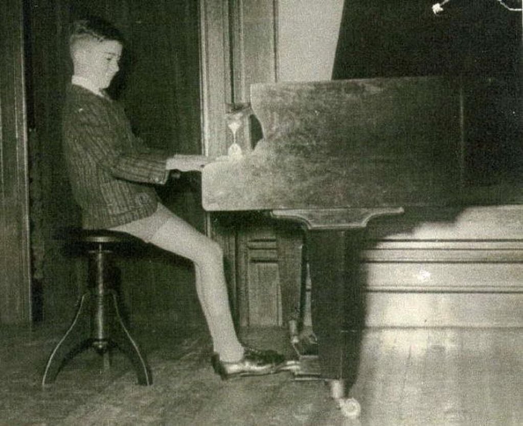
    Niño prodigio. Desde chico, Charly estudió piano en el conservatorio.
   