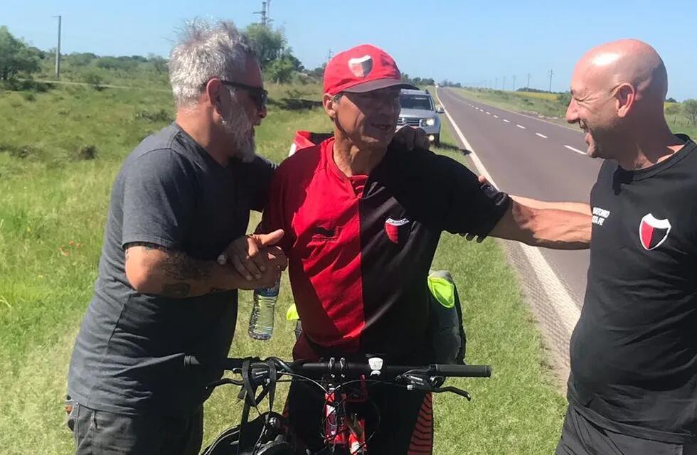 El hincha santafesino que viajó 900 kilómetros en bicicleta para ver a Colón en la final 