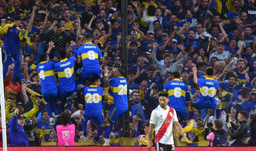 Benedetto y varios de sus compañeros se treparon al alambrado para festejar el gol del triunfo (Foto: Federico López Claro / Clarín).