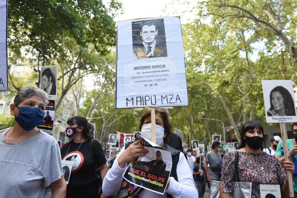La marcha fue encabezada por familiares de desaparecidos, acompañados por la agrupación HIJOS y organizaciones sindicales y políticas. Foto: Mariana Villa / Los Andes