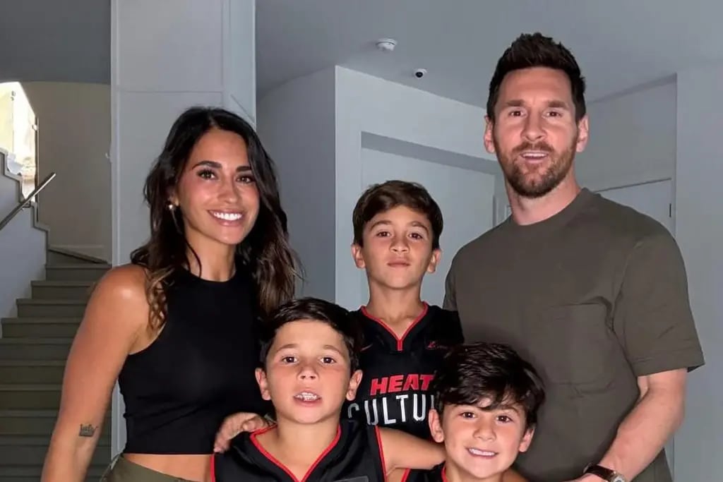 Antonela Roccuzzo y Lionel Messi con sus hijos
