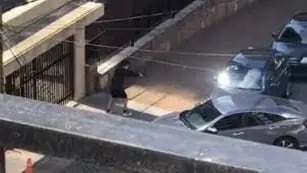 Video: detuvieron a un hombre que baleó a un auto porque tapaba la entrada de su garaje