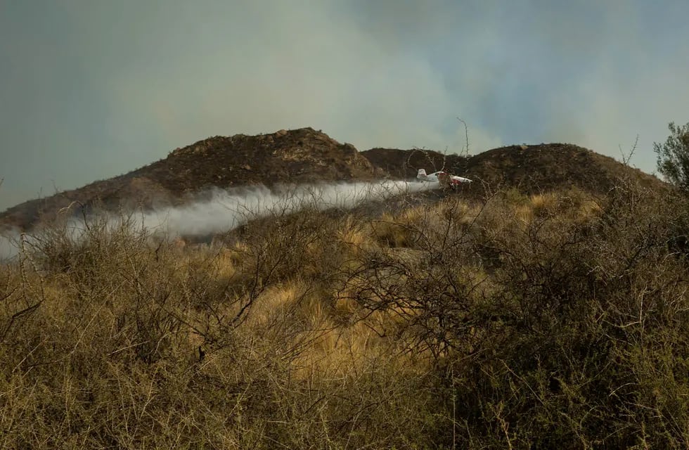 El Zonda impidió que los aviones hidrantes trabajaran en el incendio del cerro Arco