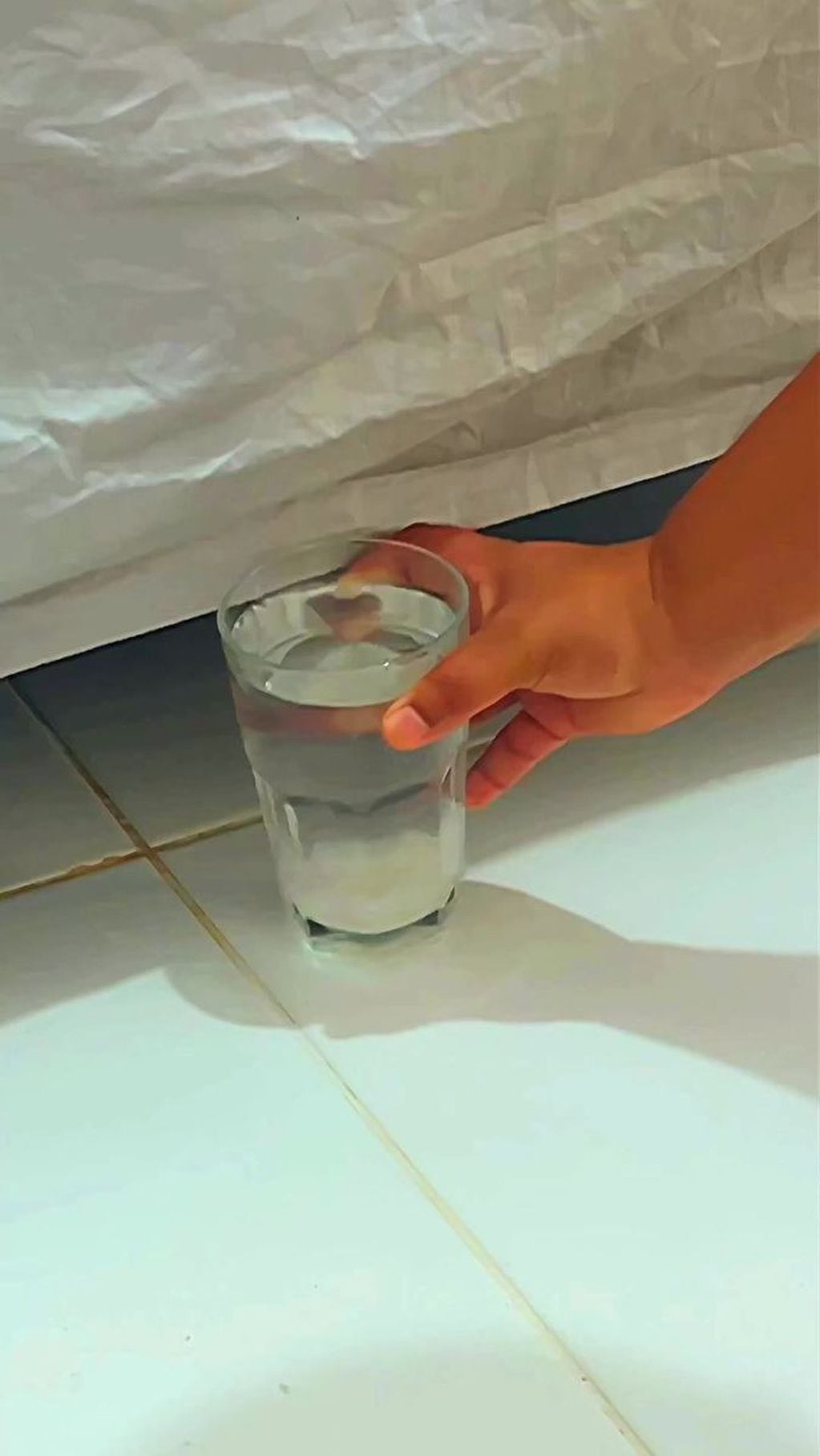 Colocar un vaso de agua con una cucharada de sal ayuda a eliminar las malas energías y limpiar nuestro entorno.